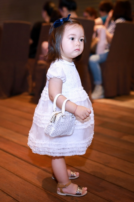 Con gái Đoan Trang rụt rè khi ở chốn đông người ảnh 3