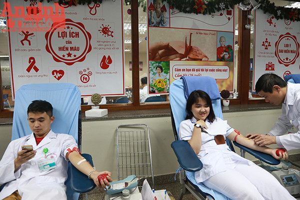 Hơn 700 cán bộ, y bác sĩ tình nguyện hiến máu ảnh 8