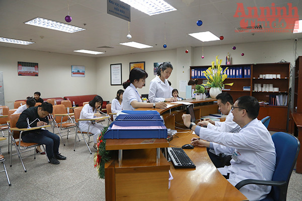 Hơn 700 cán bộ, y bác sĩ tình nguyện hiến máu ảnh 4