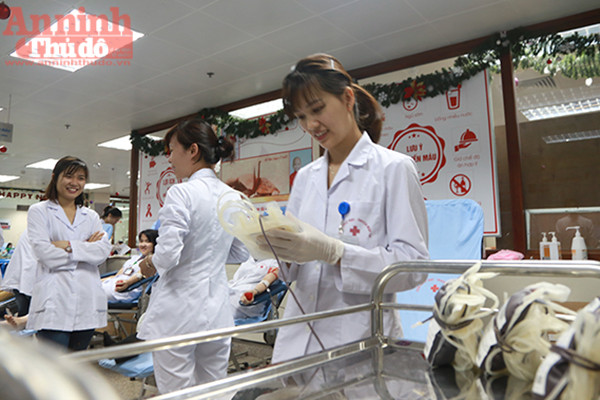 Hơn 700 cán bộ, y bác sĩ tình nguyện hiến máu ảnh 10