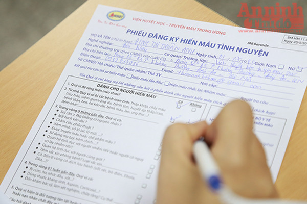 Hơn 700 cán bộ, y bác sĩ tình nguyện hiến máu ảnh 5