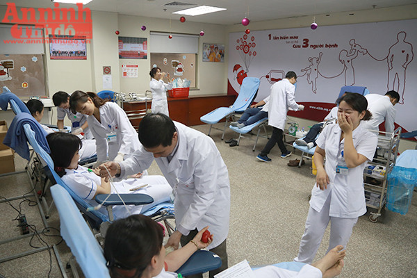 Hơn 700 cán bộ, y bác sĩ tình nguyện hiến máu ảnh 13