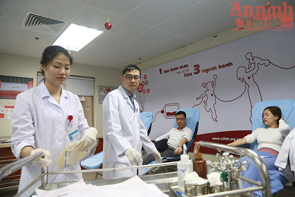 Hơn 700 cán bộ, y bác sĩ tình nguyện hiến máu ảnh 12