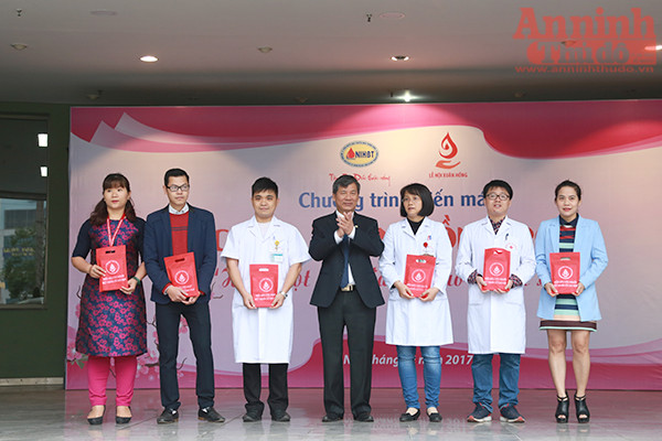 Hơn 700 cán bộ, y bác sĩ tình nguyện hiến máu ảnh 3