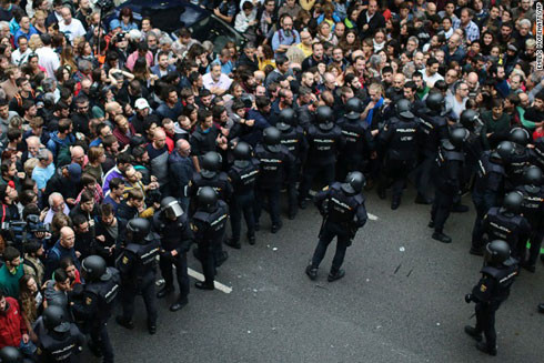 Cảnh sát Tây Ban Nha ngăn cử tri bỏ phiếu trưng cầu dân ý về độc lập ở Catalonia ảnh 1