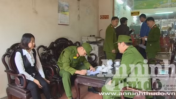 Những hình ảnh tên cướp mang bom giả vào cướp hơn 1 tỷ đồng ở Bắc Giang ảnh 6