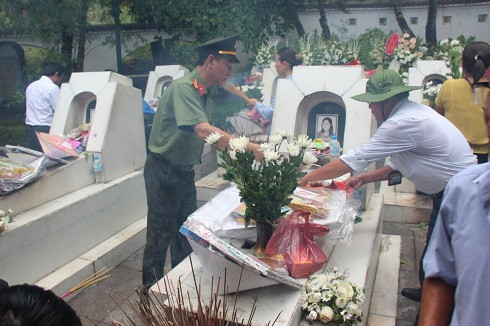 Phòng tham mưu CATP Hà Nội tri ân các anh hùng liệt sỹ ảnh 8 Phòng tham mưu CATP Hà Nội tri ân các anh hùng liệt sỹ ảnh 8