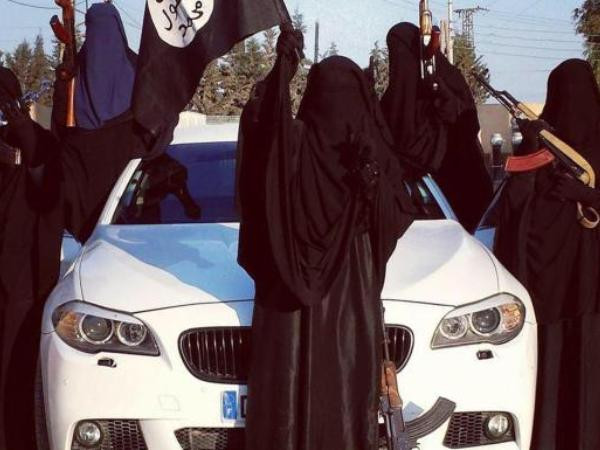 Vợ phiến quân khủng bố IS bị cô lập sau khi hung dữ tấn công người tị nạn tại Syria ảnh 1 Vợ phiến quân khủng bố IS bị cô lập sau khi hung dữ tấn công người tị nạn tại Syria ảnh 1