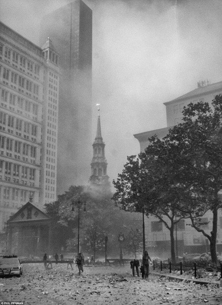 Nhiếp ảnh gia kể lại giờ phút kinh hoàng khi tòa tháp đôi Mỹ sụp đổ ảnh 5