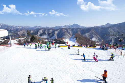 Thú trượt tuyết "gây nghiện" cho cả du khách và dân xứ Hàn ảnh 1