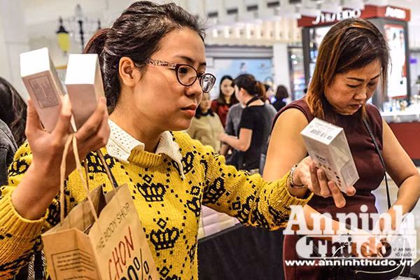 Mệt mỏi chen chân mua hàng hiệu giảm giá ngày Black Friday ảnh 7 Mệt mỏi chen chân mua hàng hiệu giảm giá ngày Black Friday ảnh 7