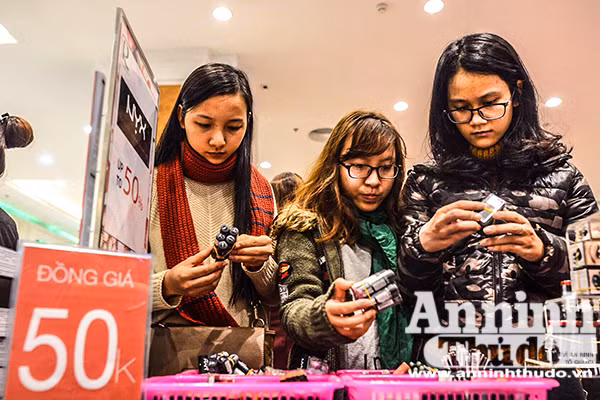 Mệt mỏi chen chân mua hàng hiệu giảm giá ngày Black Friday ảnh 5 Mệt mỏi chen chân mua hàng hiệu giảm giá ngày Black Friday ảnh 5