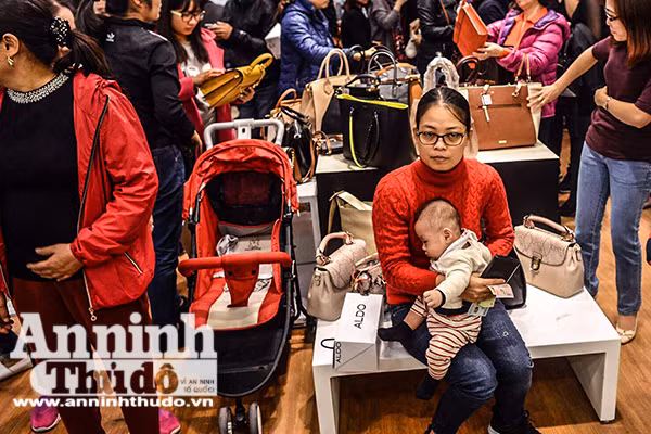 Mệt mỏi chen chân mua hàng hiệu giảm giá ngày Black Friday ảnh 9 Mệt mỏi chen chân mua hàng hiệu giảm giá ngày Black Friday ảnh 9