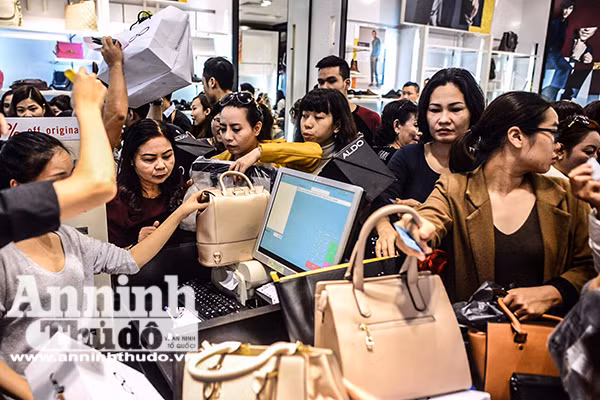 Mệt mỏi chen chân mua hàng hiệu giảm giá ngày Black Friday ảnh 8 Mệt mỏi chen chân mua hàng hiệu giảm giá ngày Black Friday ảnh 8
