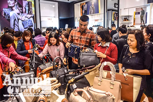 Mệt mỏi chen chân mua hàng hiệu giảm giá ngày Black Friday ảnh 6 Mệt mỏi chen chân mua hàng hiệu giảm giá ngày Black Friday ảnh 6