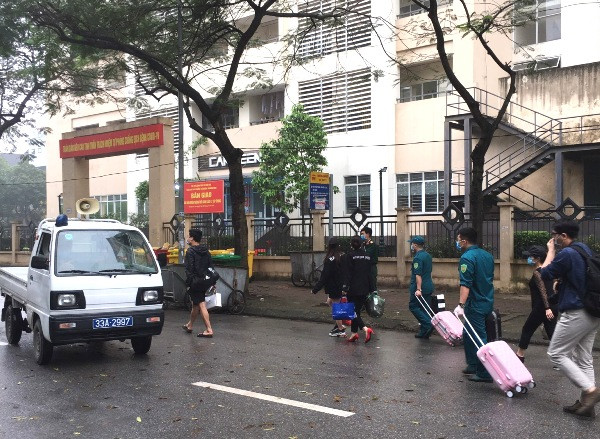 Lực lượng chức năng hỗ trợ người dân mang đồ đạc ra tập kết tại các phương tiện được thành phố chuẩn bị sẵn để về nhà trong niềm vui mừng