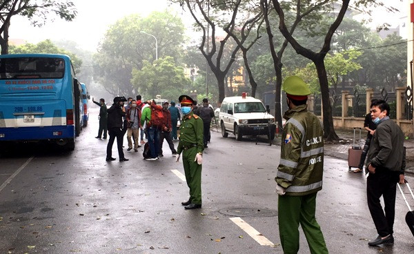 Lực lượng CAP Hoàng Liệt, CAQ Hoàng Mai hỗ trợ người dân di chuyển, mang đồ đạc lên xe và ra về trong an toàn