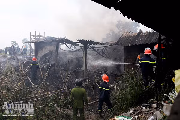 Xưởng sản xuất khung tranh bị "bà hỏa" thiêu rụi ảnh 1