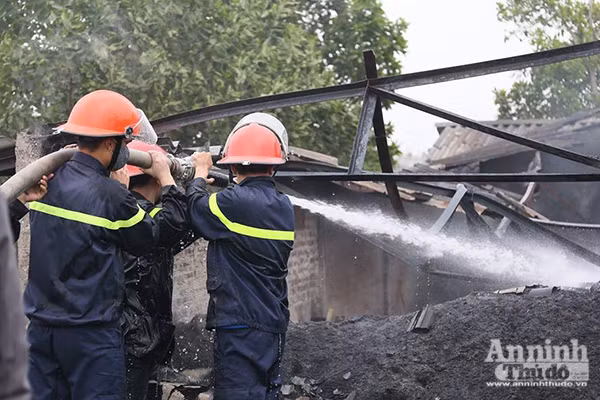 Xưởng sản xuất khung tranh bị "bà hỏa" thiêu rụi ảnh 5