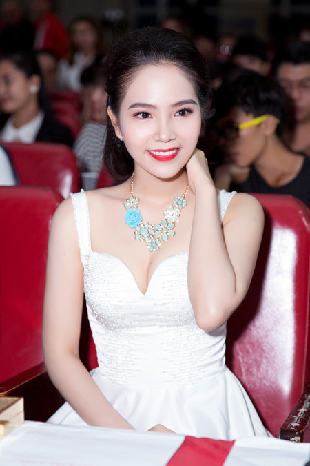 Nữ hoàng Du lịch Dương Kim Ánh khoe nhan sắc hút hồn trên "ghế nóng" ảnh 5