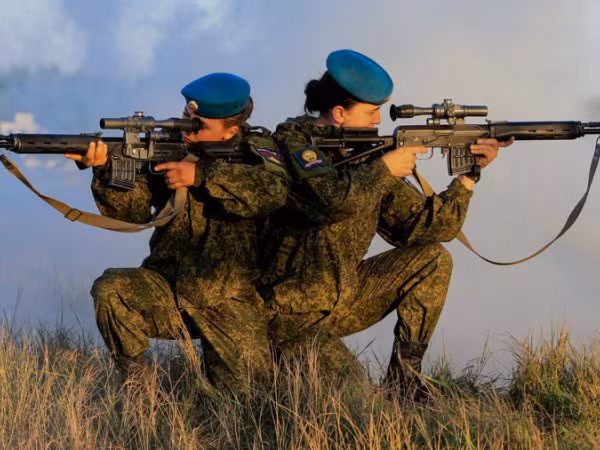 Ngắm vẻ đẹp hút hồn của các nữ binh sĩ Nga ảnh 10