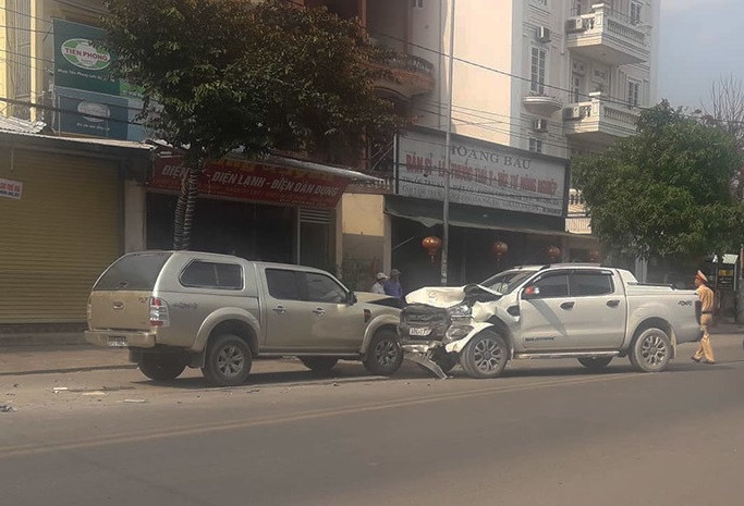 Nghi ghen tuông, người đàn ông đâm vợ, đốt nhà và lao xe mình vào xe tình địch ảnh 1