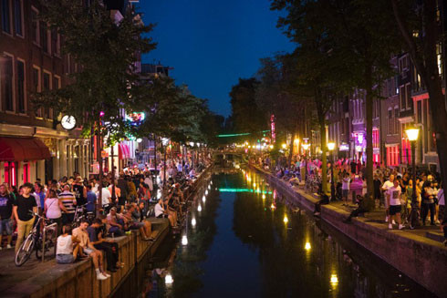 Amsterdam hạn chế du khách để tự… cứu mình ảnh 1