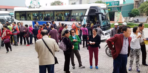 Đằng sau "Tour 0 đồng" của du khách Trung Quốc: Kiếm lãi bằng cách nào? ảnh 1