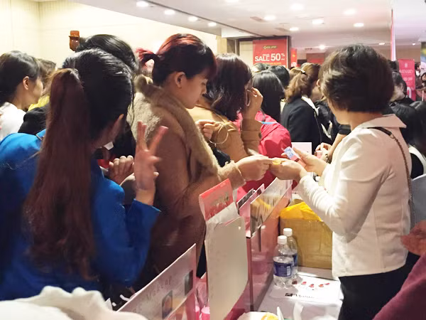 Toát mồ hôi mua hàng hiệu giảm giá ảnh 2