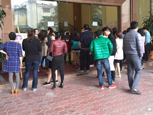 Toát mồ hôi mua hàng hiệu giảm giá ảnh 1