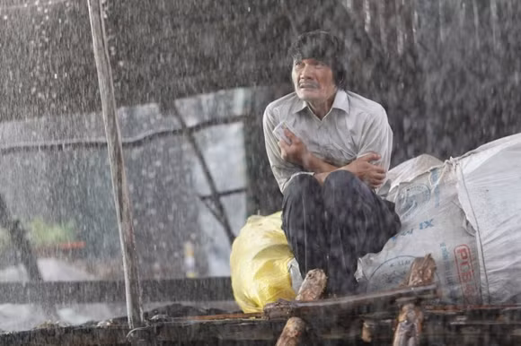 Ngọc Trinh lội bùn, đội cơn mưa tầm tã mang cơm cho cha ảnh 5