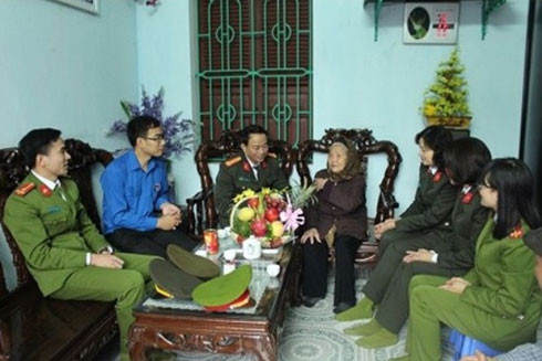 Tình nguyện vì nhân dân phục vụ ảnh 1