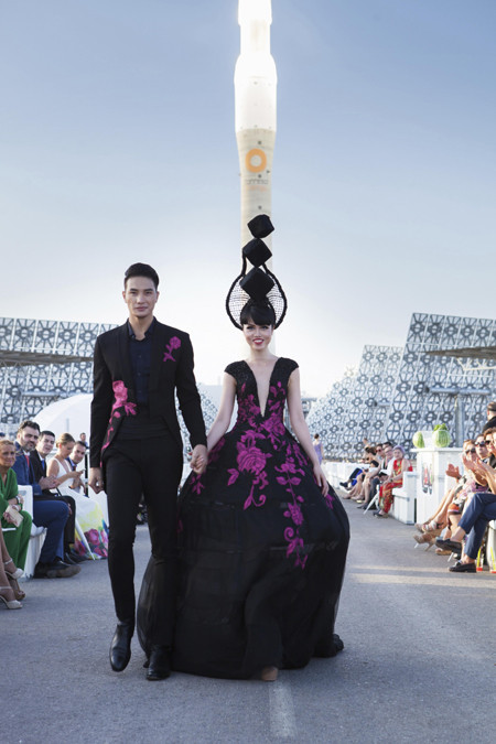 Siêu mẫu Jessica Minh Anh làm vedette nổi bật trong show thời trang ở Tây Ban Nha ảnh 2