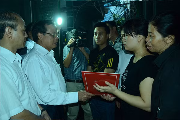 Bí thư Thành ủy Phạm Quang Nghị thăm hỏi gia đình nạn nhân vụ cháy tại đường Hoàng Mai ảnh 3