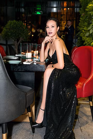 Siêu mẫu Phương Mai bị bắt gặp lái xe bằng chân trần ảnh 7