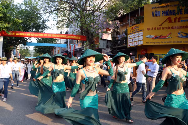 "Bỏng mắt" ngắm dàn vũ công múa bụng trên đường phố ảnh 3