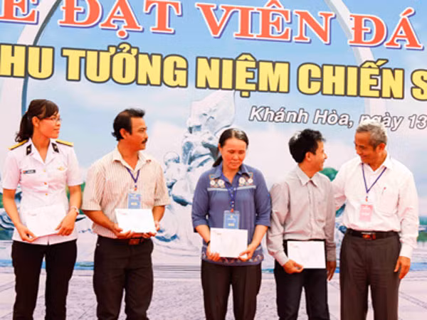 Đặt đá xây dựng Khu tưởng niệm chiến sĩ hải quân hy sinh ở đảo Gạc Ma ảnh 1
