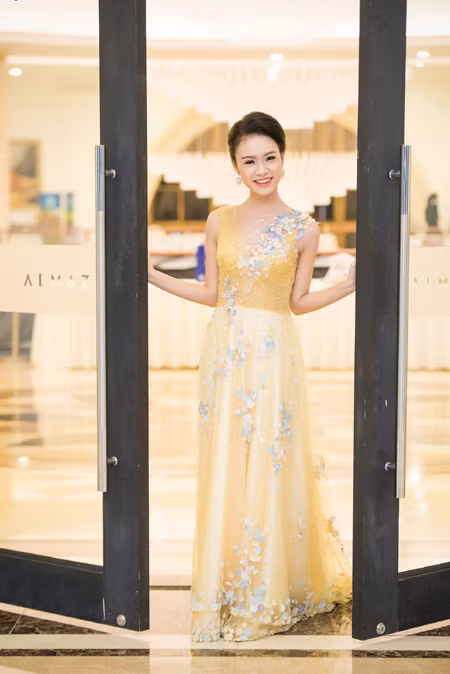 "Cô gái vàng" Hoa hậu Việt Nam ngày càng "lột xác" quyến rũ ảnh 2