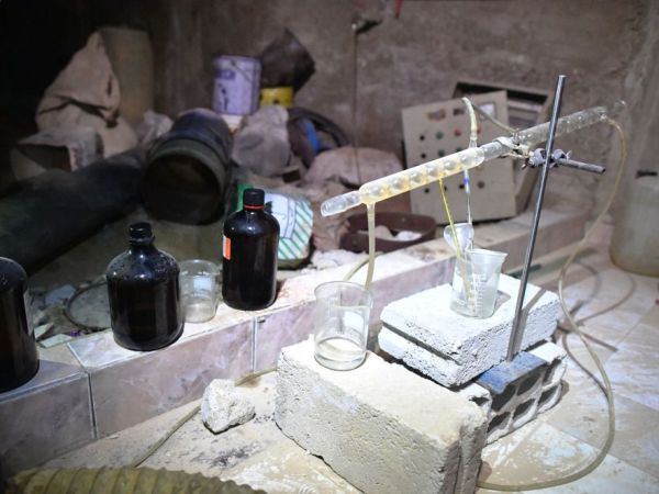 SAA phát hiện kho chứa hóa chất của phiến quân được sản xuất tại Anh, Đức ảnh 1