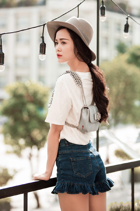 Vũ Ngọc Anh khoe chân dài thẳng tắp ảnh 1