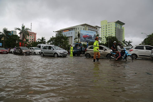 Hàng nghìn cán bộ chiến sĩ lực lượng vũ trang cứu hộ tại vùng lũ lụt ảnh 3