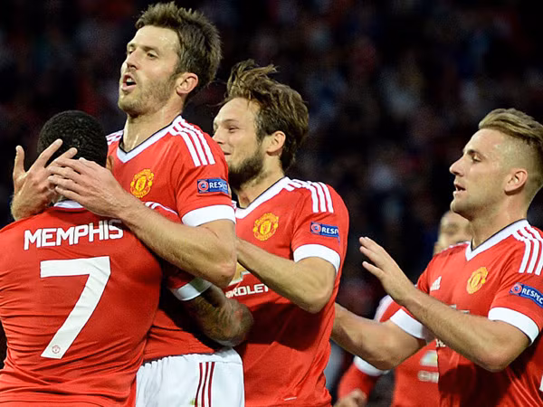 Người Anh vừa đá, vừa lo ở Champions League ảnh 1