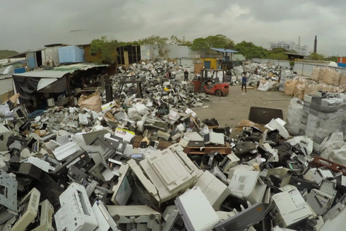 Một công ty bị truy tố và phạt nặng vì nhập rác thải điện tử ảnh 1