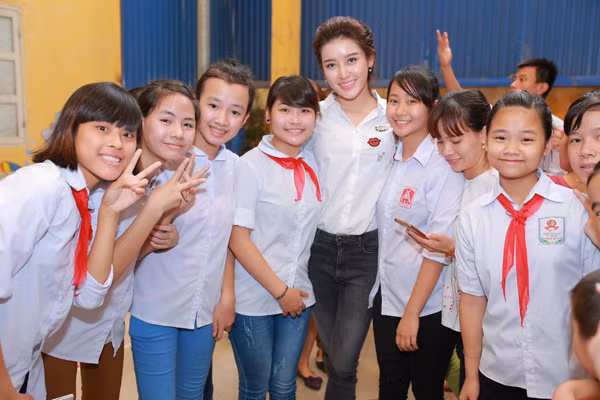 Á hậu Huyền My vui đùa với trẻ em khuyết tật ảnh 1