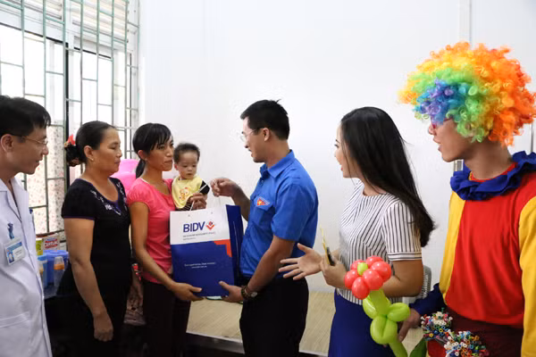 Chiến Thắng - Trà My "khuấy đảo" Bệnh viện Đa khoa tỉnh Vĩnh Phúc ảnh 8