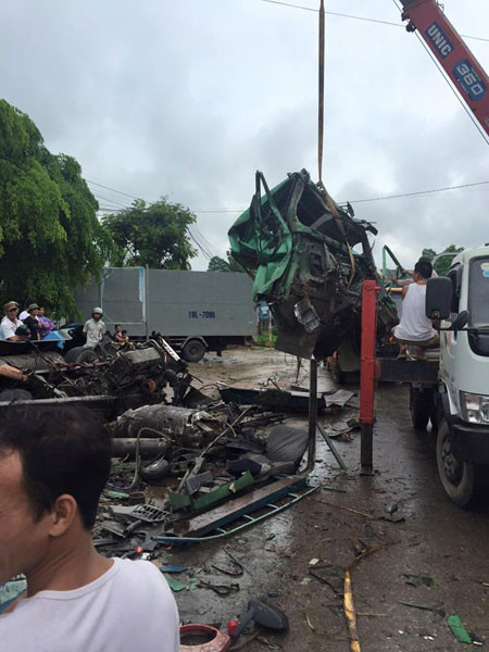 Xe tải đấu đầu container, 2 lái xe mắc kẹt ảnh 1