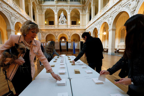 Người Pháp đi bầu cử nhiều hơn vì nỗi lo khủng bố ảnh 1