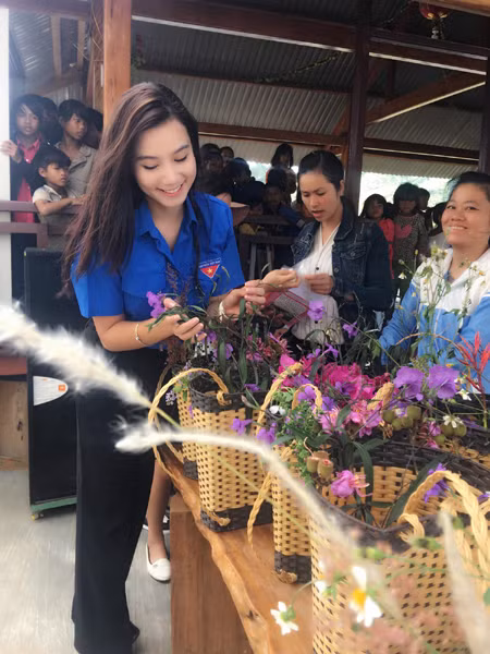 Diễn viên Lương Giang vượt ngàn cây số tặng quà cho trẻ em nghèo ảnh 1
