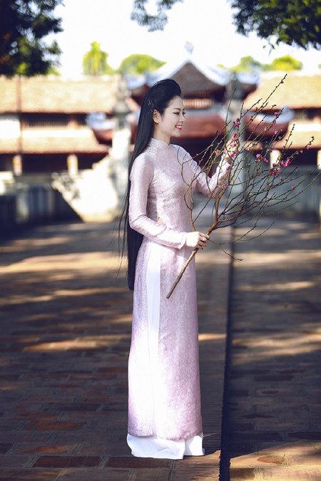 Hoa hậu Ngọc Anh rạng ngời giữa chốn thiền môn ảnh 1