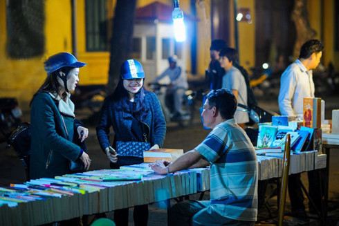 Đi xuyên phố sách "độc nhất vô nhị" đêm Giao thừa ảnh 1